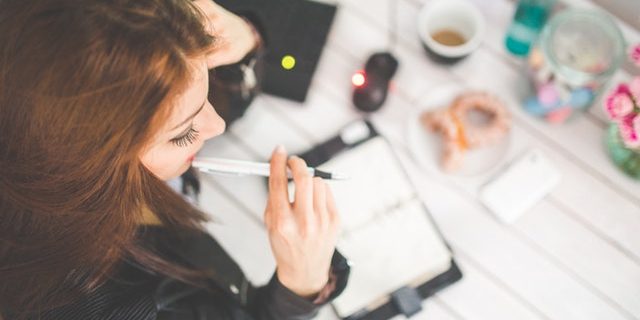 woman-hand-desk-office